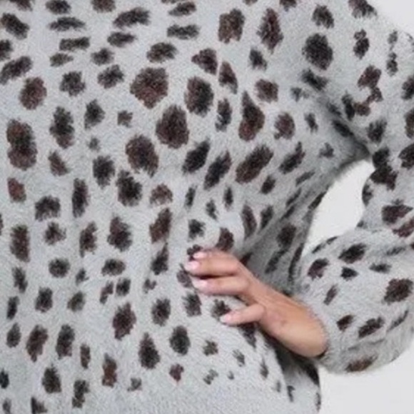 1. COST LAST 1!🛑Fuzzy Leopard Print Gray animal print Sweater oversized - Picture 3 of 3